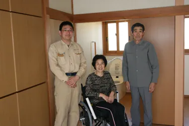 新潟市北区I様邸介護リフォーム前_スタッフと記念写真