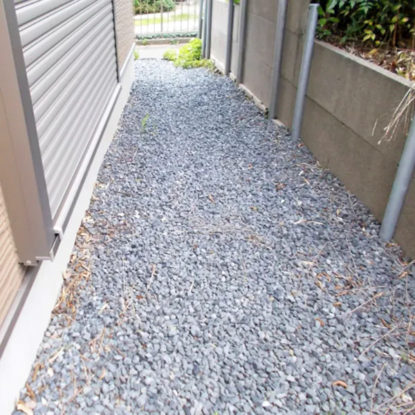 防犯_家の周りに砂利を敷く