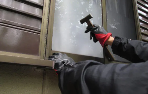 窓をわろうとする手