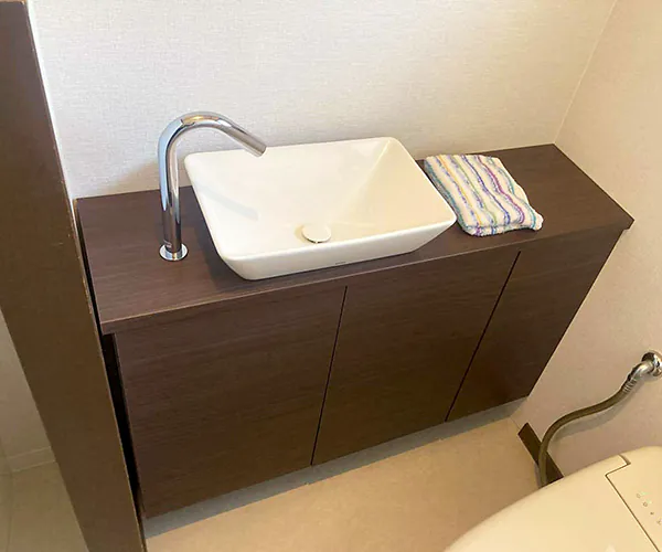 新潟市北区K様邸　トイレリフォーム後_収納付き手洗い器