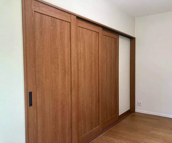 新潟市北区K様邸キッチンリフォーム後_3枚引き戸（LIXILラシッサ）