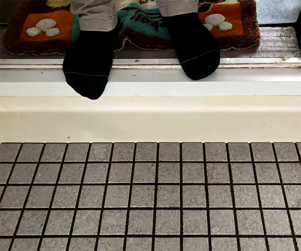 新発田市K様邸お風呂リフォーム前_出入口の段差