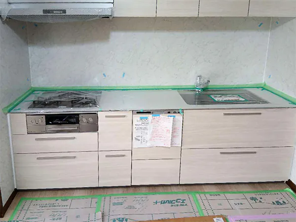 新発田市S様邸キッチンリフォーム中_キッチン組み立て
