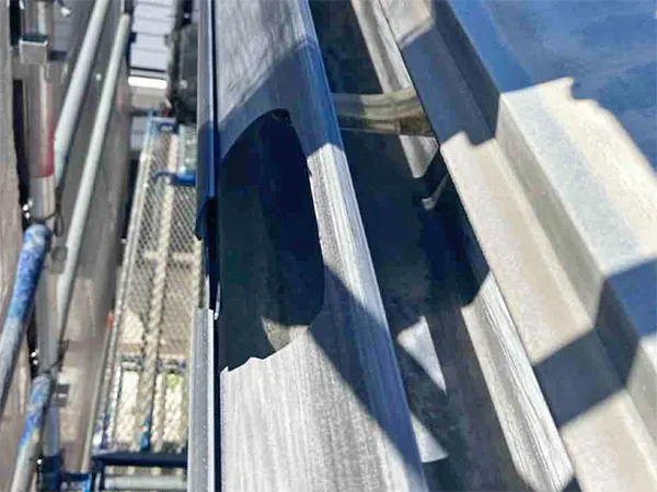 新潟市北区H様邸屋根リフォーム前_雨樋に空いた穴