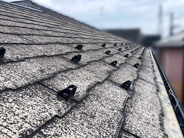 新潟市北区H様邸屋根リフォーム前_劣化した屋根材