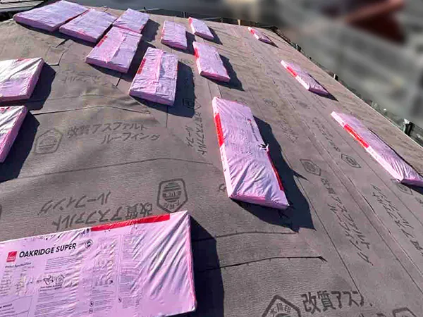 新潟市北区H様邸屋根リフォーム中_屋根材を配置