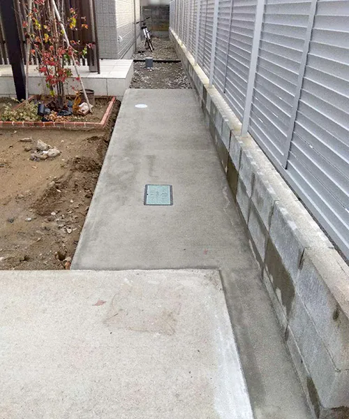 新潟市東区M様邸外構リフォーム中_緩いコンクリートスロープ