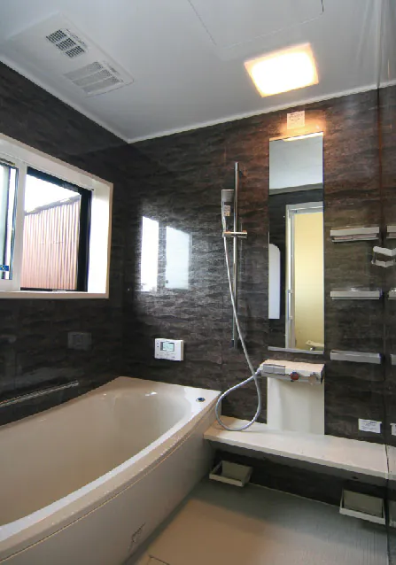 隙間風が吹いて寒かったタイル風呂をリフォーム、断熱窓と浴室暖房、手すりのついた暖かくて快適なお風呂に一新。