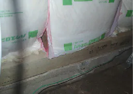 風呂下地を補修して断熱材を敷き詰めた様子