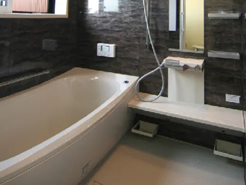 浴室暖房や保温性能の高い浴槽を備えた新しいユニットバス