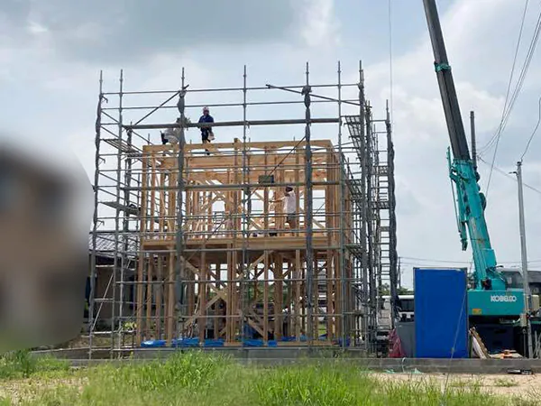 新築工事の建前の様子
