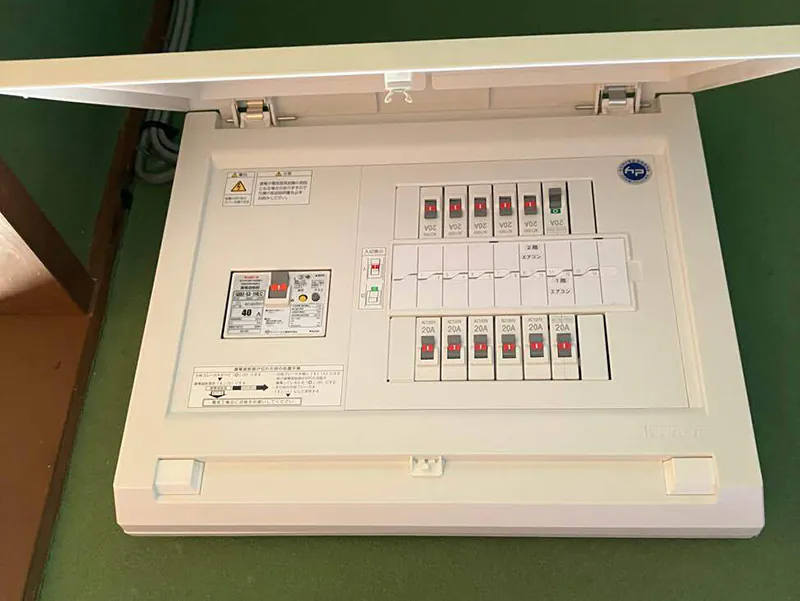 アンペア変更および電気工事に伴い、新しく交換された住宅用分電盤（配電盤）。漏電遮断器（漏電ブレーカー）と複数の安全ブレーカーが整然と並ぶ様子。