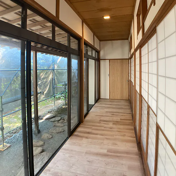 明るい木目調フローリングに一新した和風住宅の広々とした縁側。