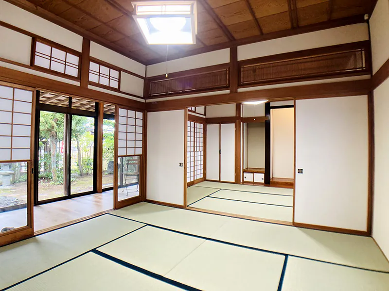 伝統的な柱や天井を残して美装・新調した和室の2間続き。