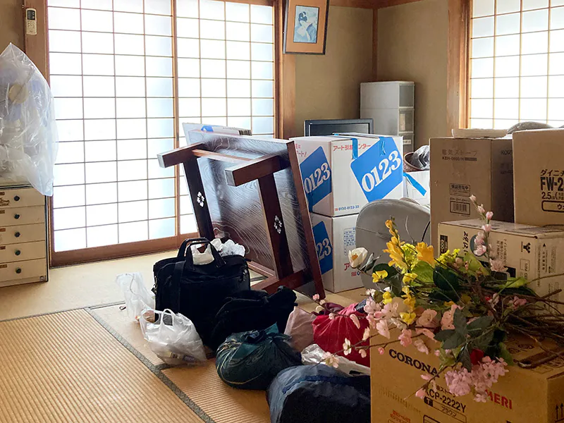 リフォーム前の和室、たくさんの家財道具の様子