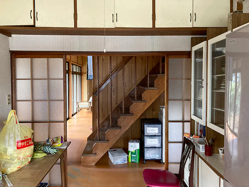 木造住宅の階段・廊下のリフォーム前。ダイニングの隣の古い階段と階段下の物置の様子。