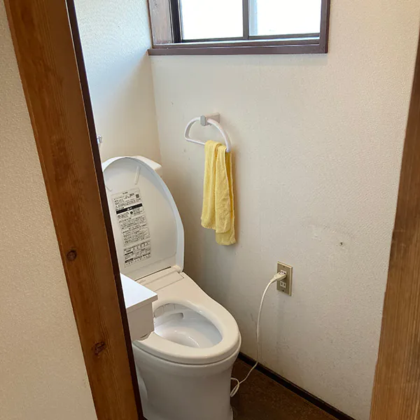 本体はまだ新しい水栓洋式トイレの様子。白いクロスのトイレ