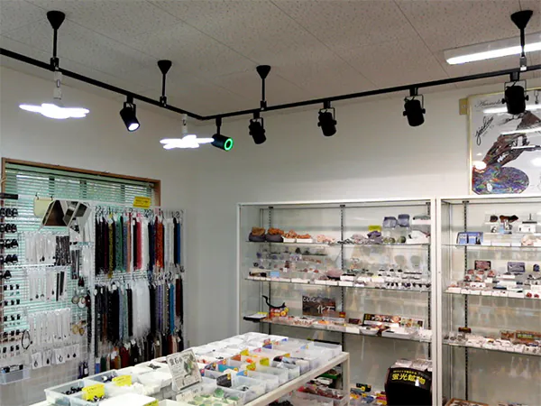 新しいクロスを上張りして明るくなった店舗の壁面リフォーム施工事例