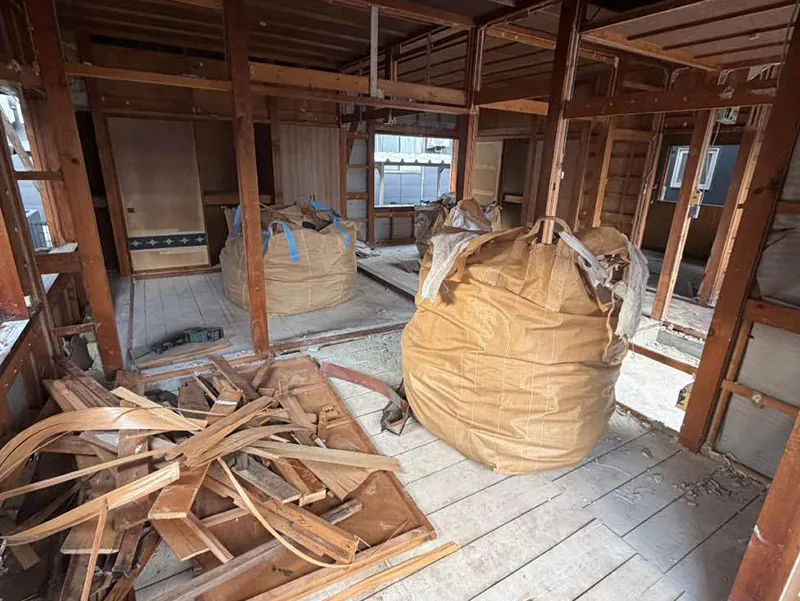 解体・建て替えに向けた旧家屋の内部解体および廃材処理作業