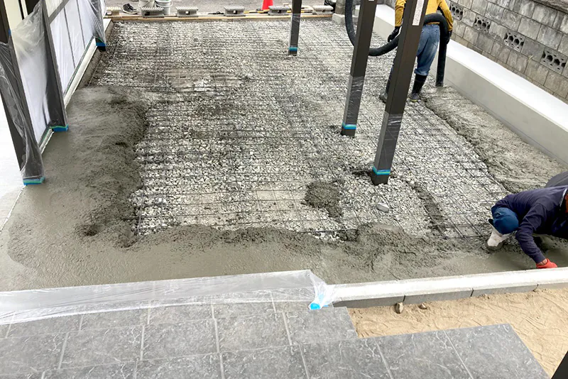 駐車場カーポート足元の強度を高めるメッシュ筋配置と土間コンクリート打設作業