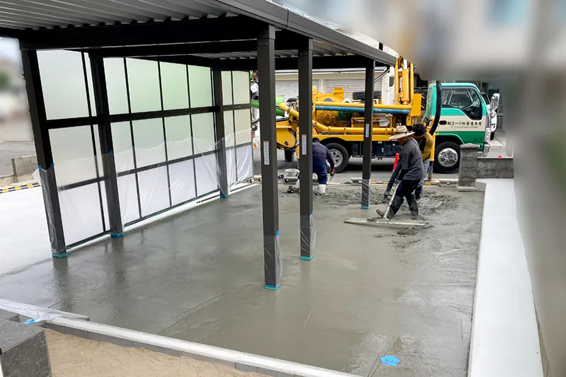 新築平屋の外構駐車場工事における土間コンクリート打設と表面仕上げ作業