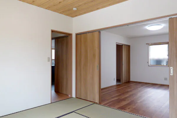 新潟市北区H様邸平屋新築　和室から洋室を見た施工後写真